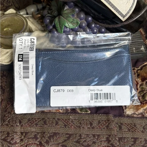 Authentic COACH 1941 calf leather zip top card holder with key hinge. - Picture 9 of 10